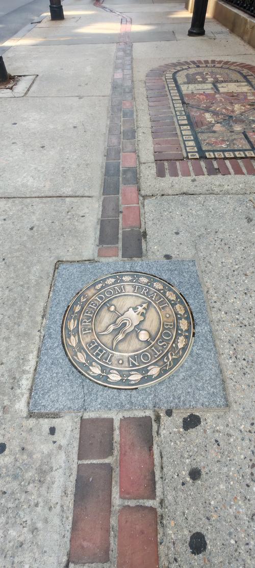 Sello indicador que se ha llegado a un destino del "Freedom Trail". (Fotograf&iacute;a por: Ana Luc&iacute;a Castillo / Soy502).