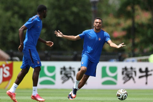 Se le vio contento trabajando junto a Ousmane Demb&eacute;l&eacute;. (Foto: AFP)