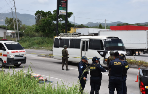 Tras el accidente, uno de los padres qued&oacute; sobre la cinta asf&aacute;ltica el otro a un costado de la carretera. (Foto: Olga Vasquez/Colaboradora)