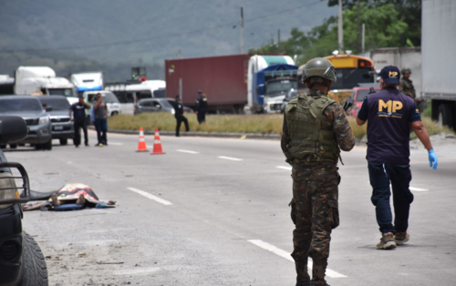 El paso qued&oacute; obstaculizado mientras las autoridades realizaron las diligencias competentes. (Foto: Olga Vasquez/Colaboradora)