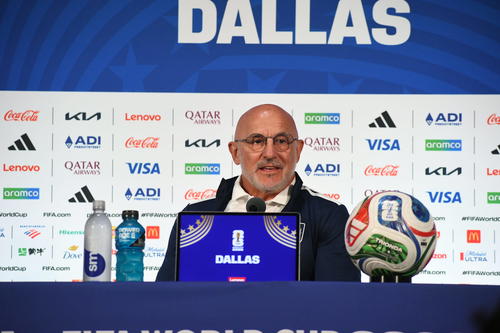 De la Fuente parece un muy buen conversador, de futbol y otros temas. (Foto: Rudy Mart&iacute;nez)