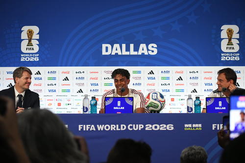 Sonriente estuvo Yamal en toda la conferencia, luciendo tambi&eacute;n su nueva cadena de oro. (Foto: Rudy Mart&iacute;nez)
