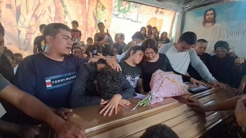 Familiares dan el &uacute;ltimo adi&oacute;s a Nidia Bautista. (Foto: Jos&eacute; Luis Pos/Colaborador)