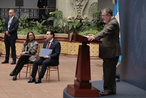 Durante la conferencia de prensa "La Ronda", el presidente de la Rep&uacute;blica, Bernardo Ar&eacute;valo, se hizo acompa&ntilde;ar del ministro de Gobernaci&oacute;n, Marco Antonio Villeda. (Foto: SCSP/sOY502)