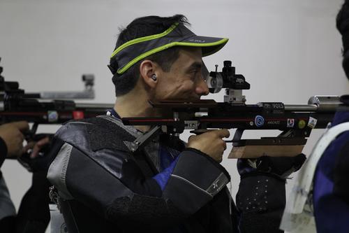 El tirador Octavio Sandoval sigue demostrando su vigencia en el deporte de alto rendimiento y dir&aacute; presente en Santo Domingo 2026. (Foto: COG)