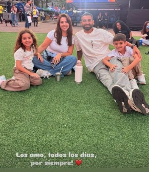 El jugador argentino junto a su familia. (Foto: Instagram)