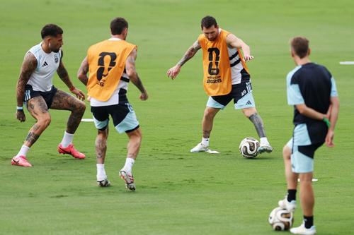 Messi suma 275 pases, con una precisi&oacute;n del 79%. El '10' suma 32 centros con el 44% de precisi&oacute;n. (Foto: AFP)