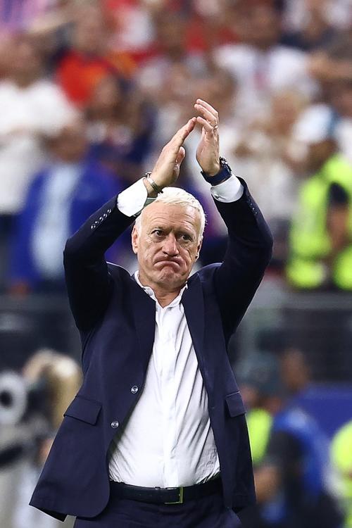 Pese a la tristeza, el seleccionador franc&eacute;s agradeci&oacute; el apoyo de los aficionados galos. (Foto: AFP)
