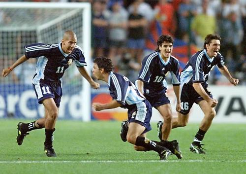 La Albiceleste ha celebrado en 2 de los 5 encuentros mundialistas que han disputado entre s&iacute;. (Foto: FIFA)