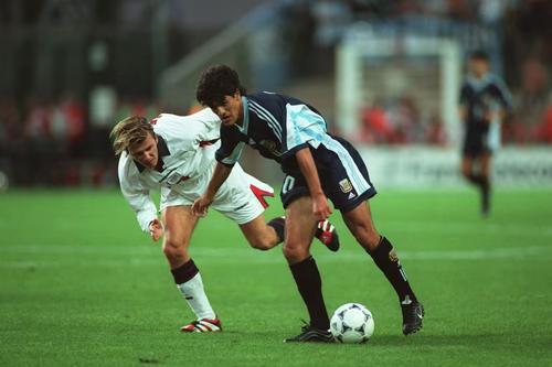 Cada partido entre ingleses y argentinos se vive como una verdadera batalla. (Foto: FIFA)