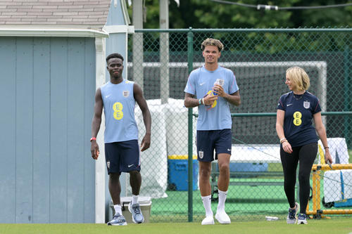 Bukayo Saka (izquierda) apunta a regresar a la titularidad en el duelo contra la Albiceleste. (Foto: AFP)