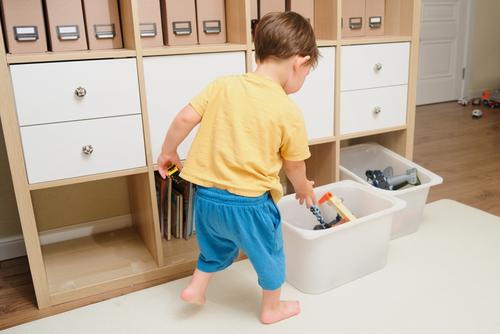 Puedes empezar a crear el h&aacute;bito con peque&ntilde;as actividades acorde a su edad. (Foto: Shutterstock)