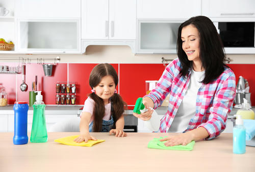 An&iacute;malos a que contribuyan en la limpieza de la casa y mu&eacute;strales c&oacute;mo hacerlo. (Foto: Shutterstock)