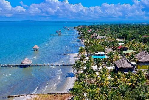 Ranchos artesanales de paja y aguas tranquilas protegidas por la Bah&iacute;a de Amatique, ideales para el descanso familiar. (Foto: Cortes&iacute;a droneandoandogt)