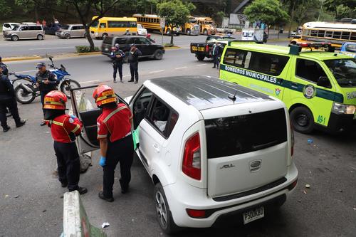 Socorristas intentaron auxiliar a la v&iacute;ctima, pero nada pudieron hacer. (Foto: Bomberos Municipales)