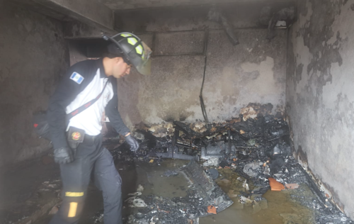 El hombre habr&iacute;a provocado el incendio luego que le solicitaran abandonar el domicilio. (Foto: Edwin Benavente/ CVB)