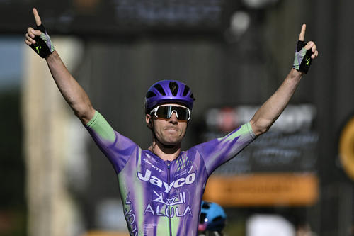 El suizo Mauro Schmid celebra su primera victoria en el Tour tras imponerse en Belfort. (Foto: AFP)