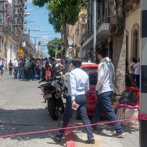 Los manifestantes realizan requerimientos en las afueras del Congreso de la Rep&uacute;blica. (Foto v&iacute;a: Am&iacute;lcar Montejo)