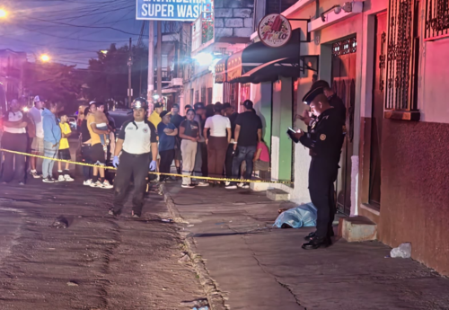 El hombre caminaba por la acera cuando fue atacado por sujetos desconocidos a bordo de una motocicleta. (Foto: CVB)