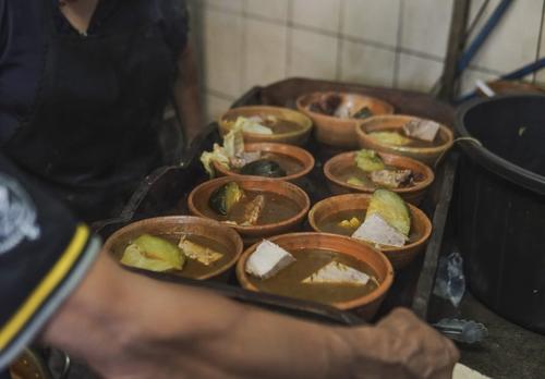 El tradicional caldo colorado forma parte de los festejos patronales. (Foto: Pablo Espinoza/Colaborador)