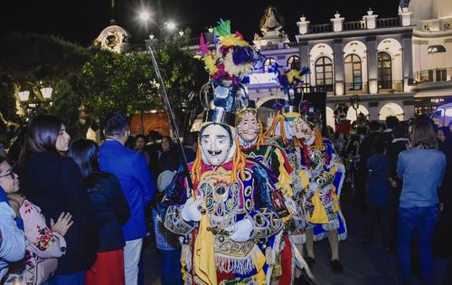 La tradicional presentaci&oacute;n de los moros y cristianos llena de color y alegr&iacute;a las calles. (Foto: Pablo Espinoza/Colaborador)