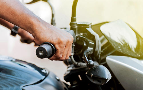 Sujeta el manillar suavemente para permitir movimientos precisos en embrague y freno. (Foto: Shutterstock)