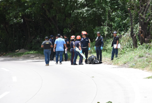 El cuerpo fue trasladado al Inacif, donde se establecer&aacute;n las causas de su fallecimiento. (Foto: Olga V&aacute;squez/Colaboradora)
