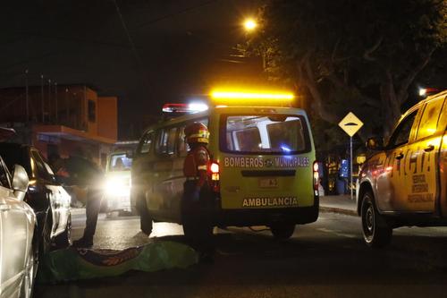 Los bomberos constataron que dos hombres fueron v&iacute;ctimas de un ataque armado. (Foto: CBM)