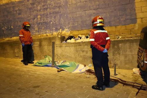 El cuerpo de una de las v&iacute;ctimas que intent&oacute; escapar qued&oacute; a unos metros del otro. (Foto: CBM)