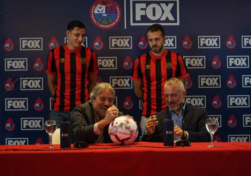 Como el contrato ya estaba firmado, Gerardo Villa, presidente de Municipal, y Leandro Lagos, representante de FOX Centroam&eacute;rica, decidieron sellar su acuerdo en un bal&oacute;n.