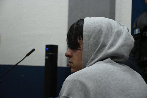Camilo Calvo Leiva, acusado de asesinar a su padre, el exviceministro de Energ&iacute;a y Minas, Jorge Calvo Drago, tuvo un episodio violento que oblig&oacute; a la jueza a suspender la audiencia por unos instantes. (Foto: Jos&eacute; Luis Pos / Colaborador)