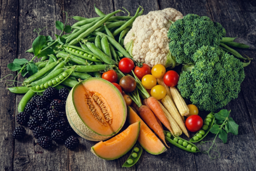 Se estima que el comercio compuesto por arveja, ejote, coliflor, br&oacute;coli, mel&oacute;n y minivegetales, depende de la revisi&oacute;n del arancel. (Foto: CanvaAI/Soy502)