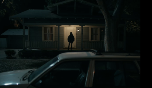 Nikki, interpretada por Inde Navarrette, es pose&iacute;da por alguna entidad desconocida. (Foto: captura del tr&aacute;iler oficial / Universal Pictures)