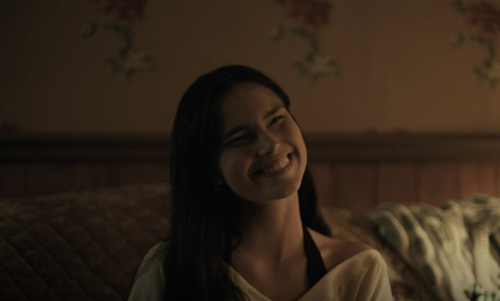 Inde Navarrette genera terror con gestos y movimientos inusuales, m&aacute;s all&aacute; de maquillaje exagerado o efectos digitales. (Foto: captura de tr&aacute;iler oficial / Universal Pictures)