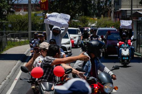 La caravana de manifestantes recorre la avenida Bol&iacute;var. (Foto: Wilder L&oacute;pez/Soy502)