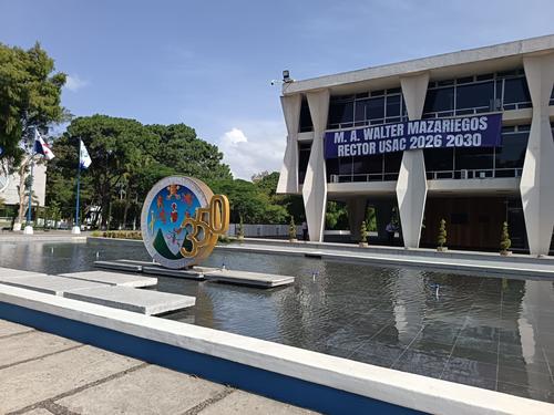 Una manta que menciona a Walter Mazariegos como rector de la Usac para el ejercicio 2026 - 2030 fue colocada en uno de los lados de la rector&iacute;a. (Foto: Alexis Batres/Soy502)