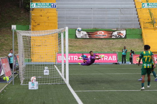 Brayan Hern&aacute;ndez (de morado) logr&oacute; desviar un cabezazo que luego se estrell&oacute; en el travesa&ntilde;o. (Foto: Eddy Recinos)