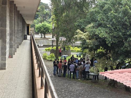 Algunos estudiantes que ingresan a las 15 horas realizan tareas con sus docentes en las instalaciones del Centro Universitario del Suroccidente (Cunsuroc). (Foto: Surama Rodas/Colaboraci&oacute;n)