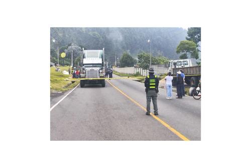 El piloto del cami&oacute;n de volteo que impacto de frente con una motocicleta huy&oacute; del lugar. (Foto: Provial/Soy502)