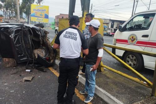 El conductor indic&oacute; que el accidente se origin&oacute; luego de que un trailero lo juntar&aacute; a los separadores de la v&iacute;a. (Foto: CBV/Soy502)