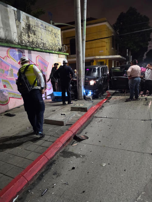 Dos autom&oacute;viles colisionaron esta ma&ntilde;ana en la zona 1. (Foto: PMT)