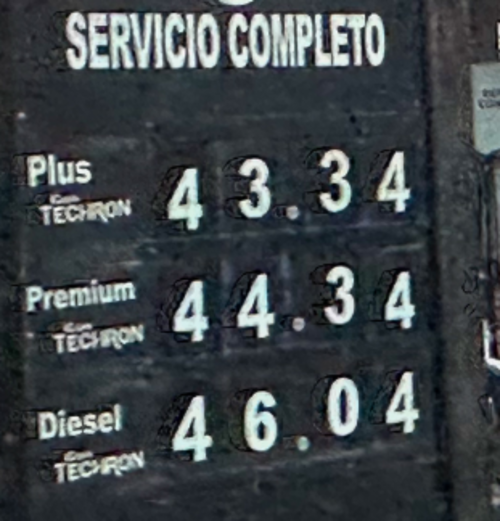 En el centro de Villa Canales las personas observaron el precio del diesel en Q46. (Foto: Oscar Rivas/Colaborador)