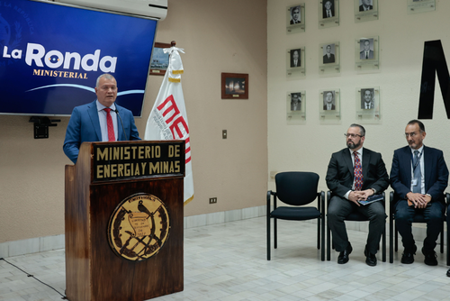 El ministro Erwin Barrios lidera la conferencia de prensa para dar a conocer las medidas para la implementaci&oacute;n del E10. (Foto: SCSPR/Soy502)