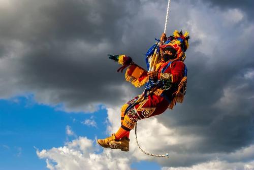 Los danzantes surcan los cielos del municipio, haciendo que el p&uacute;blico eleve la mirada. (Foto: a_tortola)