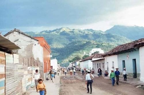 Una vista de la vida de anta&ntilde;o muestra las calles de Cubulco en 1976. (Foto: Cultura Hist&oacute;rica Guatemalteca)