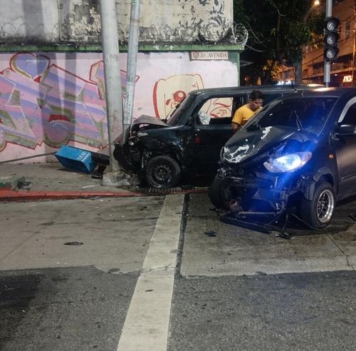 Un tel&eacute;fono p&uacute;blico fue derribado debido el choque. (Foto v&iacute;a: Am&iacute;lcar Montejo)