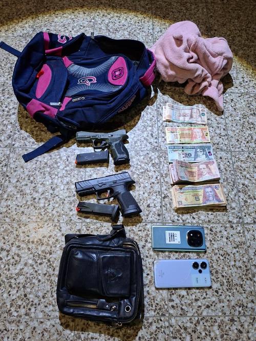 Entre lo incautado se encuentran dos pistolas ilegales. (Foto: PNC)