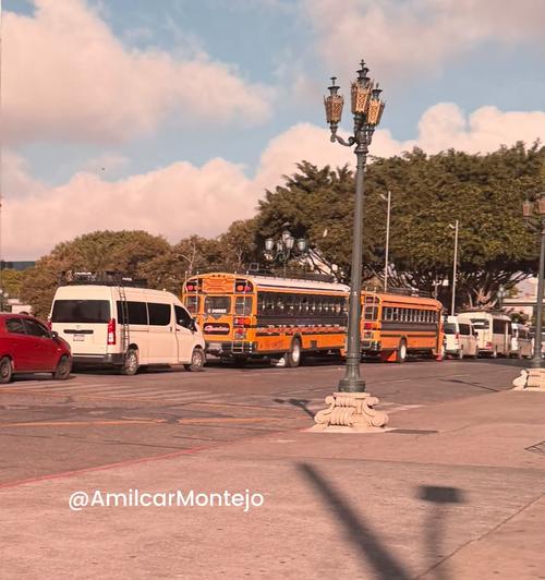 Los manifestantes arribaron a la zona 1 por medio de varios buses. (Foto v&iacute;a: Am&iacute;lcar Montejo)
