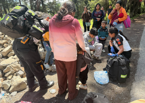 Los bomberos atendieron a las v&iacute;ctimas que sufrieron golpes y heridas. (Foto: CVB)