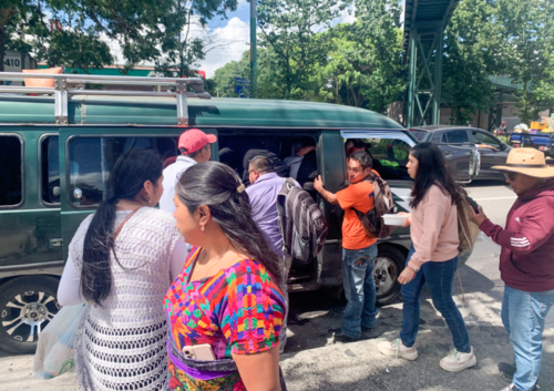Los transportes terminan totalmente llenos ante la demanda de llegar a Antigua Guatemala. (Foto: Carlos Vicente/Colaborador)